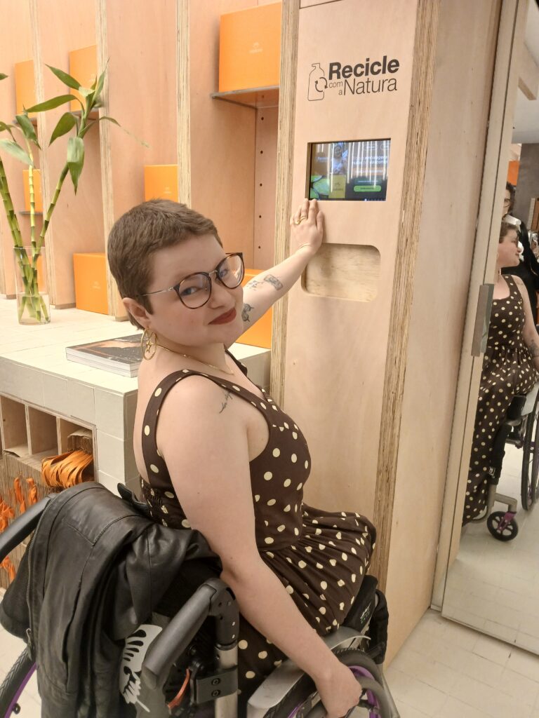 Máquina de coleta inteligente de resíduos da Flori Tech com sensor IoT